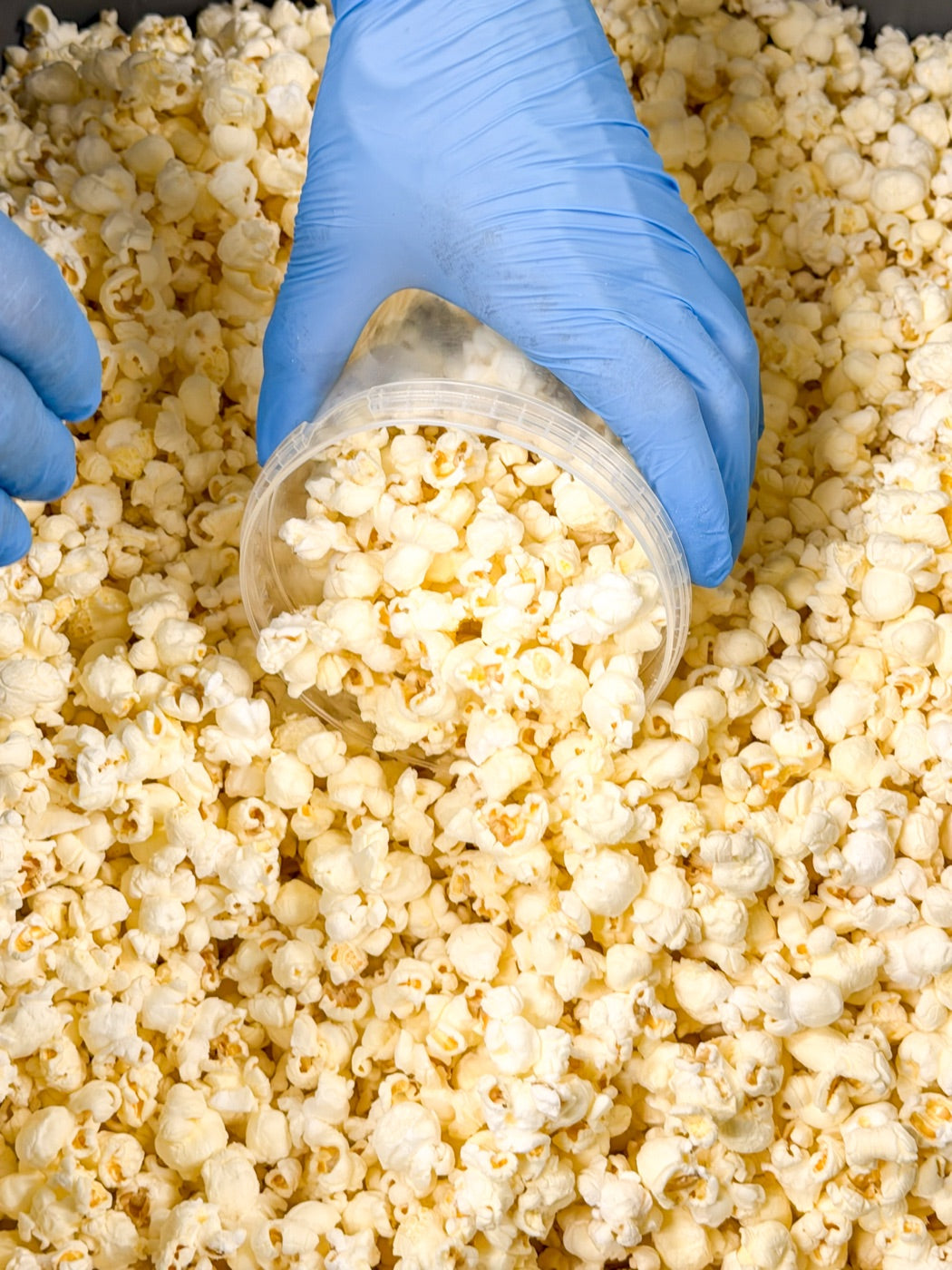 Scoop dans la masse de pop-corn