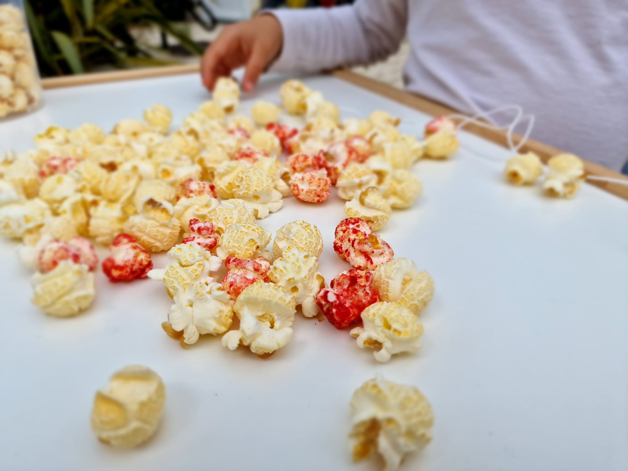 Mains dans le pop-corn
